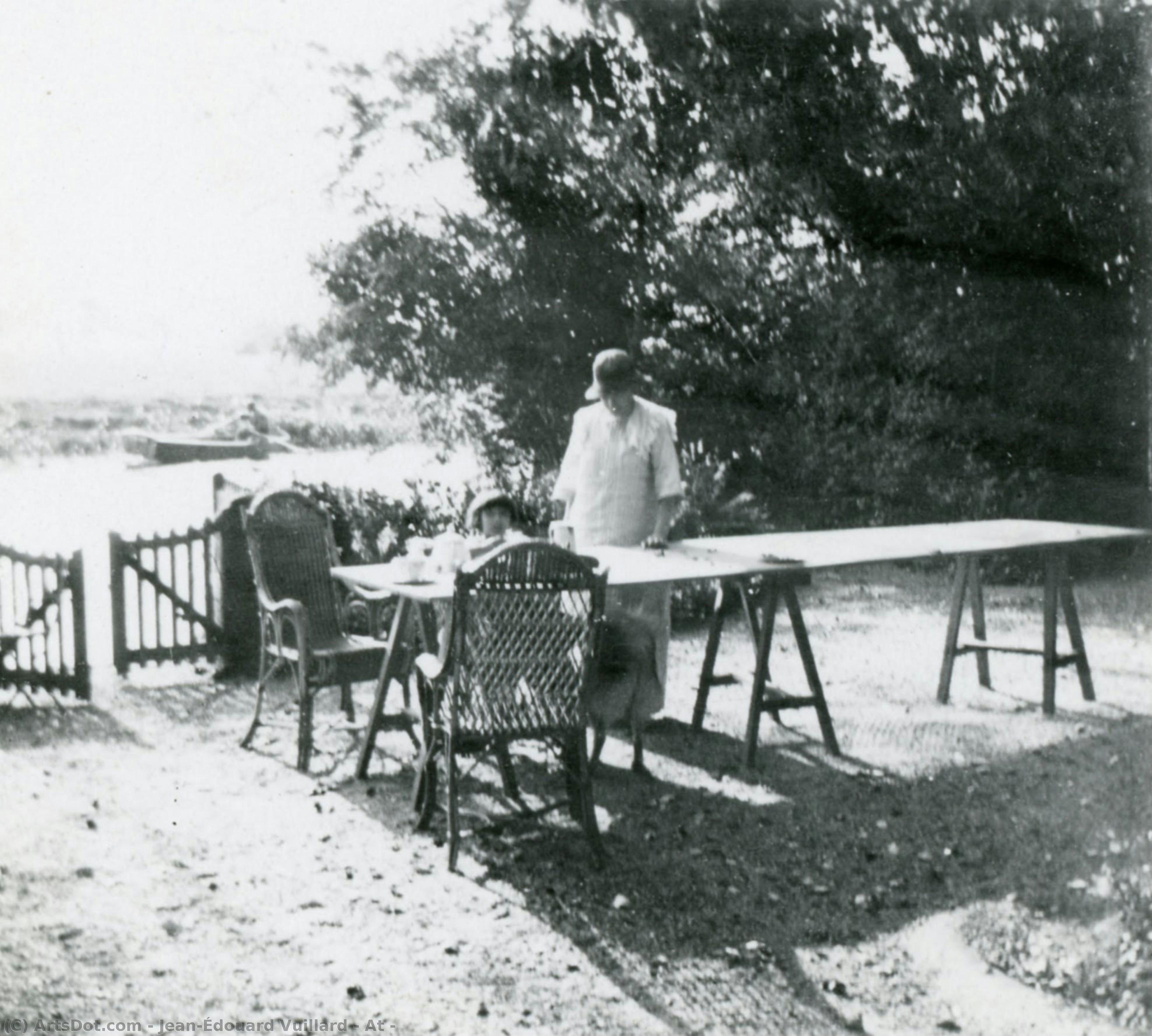 At — Jean-édouard Vuillard
