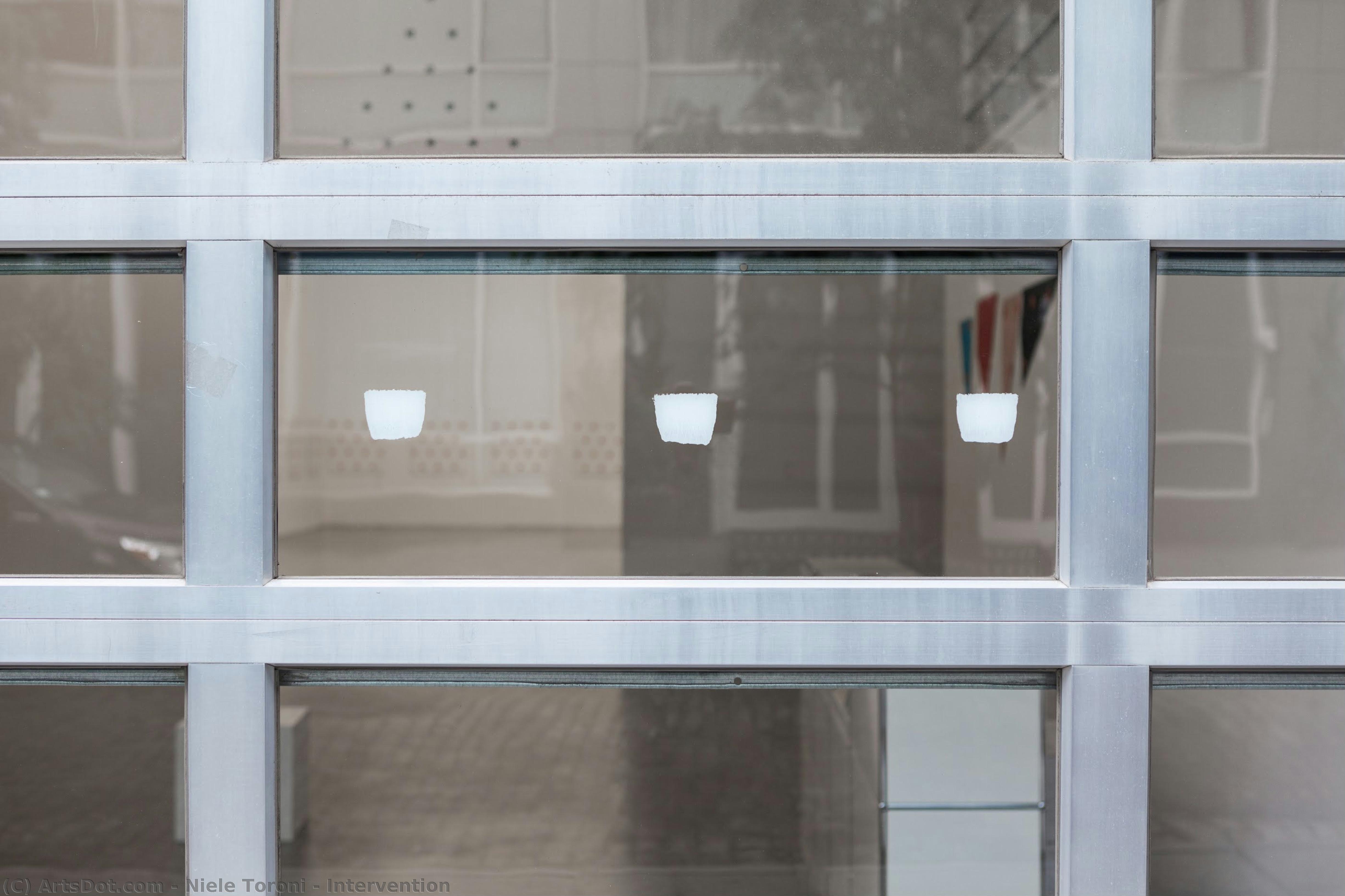 Intervention — Niele Toroni