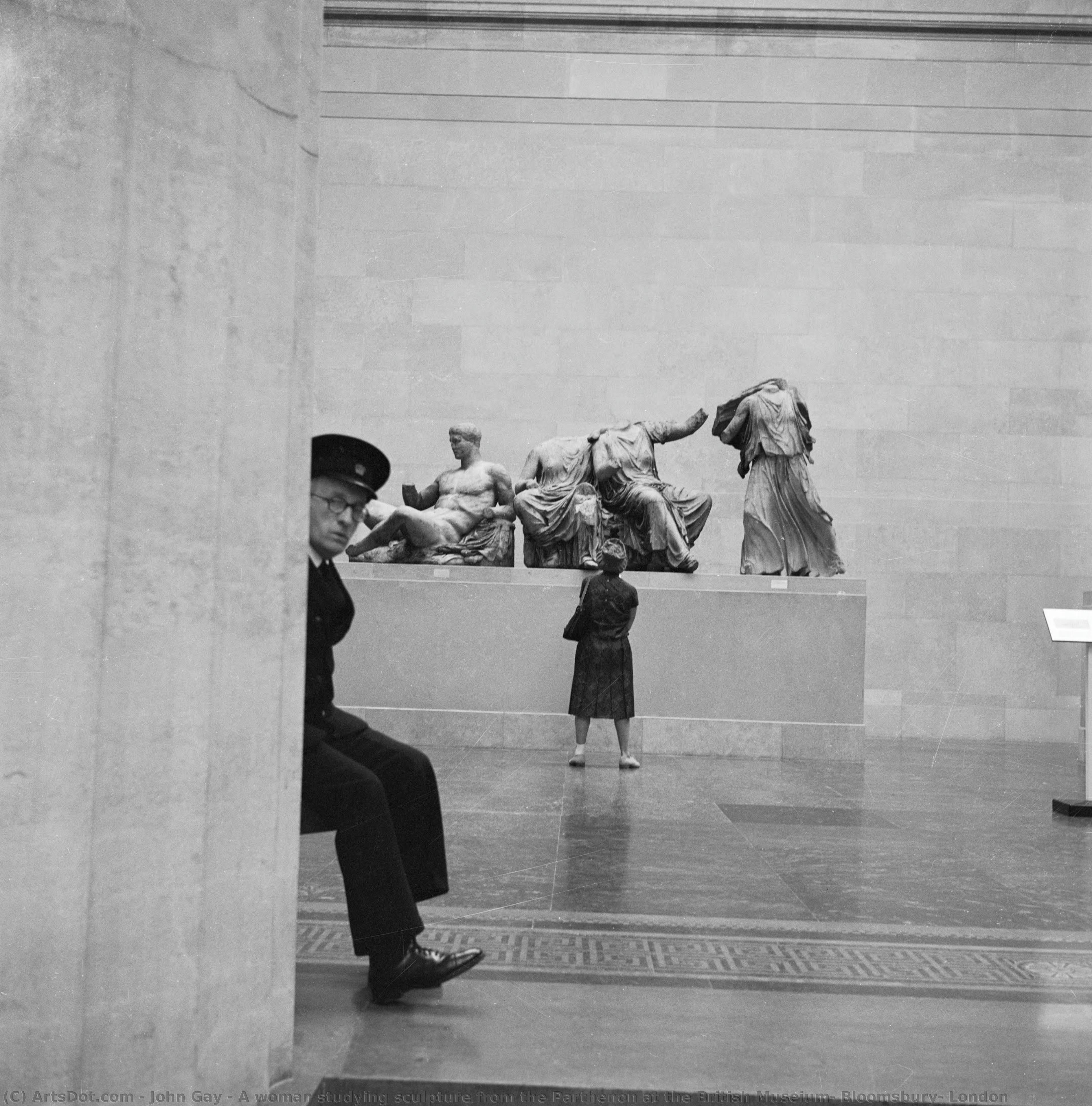 Eine Frau Studiert Eine Skulptur Vom Parthenon Im Britischen Museum, Bloomsbury, London — John Gay