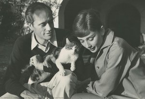 Audrey And Mel On Farm Outside — Džordž Danijel