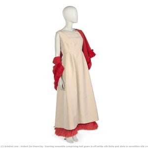 hubert de givenchy - Avondensemble bestaande uit een baljurk van lichtbeige zijlfaille en een sjaal van rood fluweel