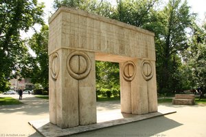 The Gate of Kiss (part of the Sculptural Ensemble in Târgu Jiu) - Constantin Brâncuși